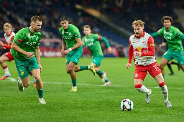 Salzburg, Austria October 30, 2025 ÖFB Cup 2025 2026 RB Salzburg vs WSG Tirol In the picture from left in the duel David Kubatta WSG , Yorbe Vertessen RB Red Bull Arena Copyright: xFotostandx xWassmuth,xJUERGENxWASSMUTH,xFOTOGRAFxJUERGENxxWASSMUTHx