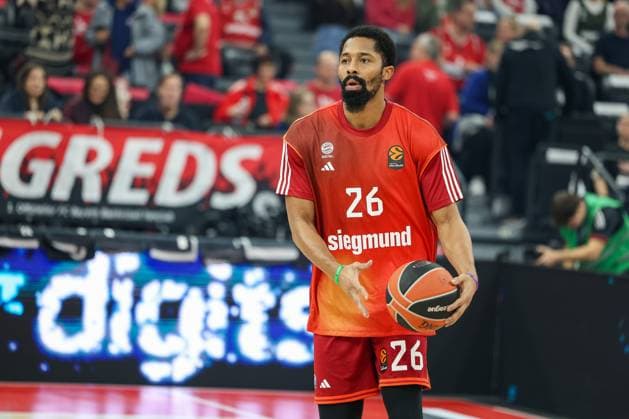 New signing Spencer Dinwiddie FC Bayern Basketball, 26 at warm-up, GER, FC Bayern Basketball vs Virtus Bologna, Basketball, Euroleague, Matchday 8, Season 2025 2026, 30 10 2025, GER, FC Bayern Basketball vs Virtus Bologna, Basketball, Euroleague, Matchday 8, Season 2025 2026, 30 10 2025 Munich Copyright: xEibner-Pressefoto JennixMaulx EP_JML