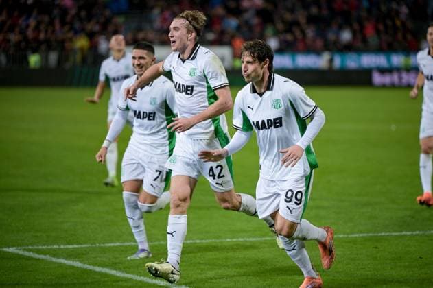 Sassuolo s Andrea Pinamonti celebrates after scoring the goal for 0-2 during the Serie A Enilive soccer match between Cagliari Calcio and Sassuolo at the Unipol Domus in Cagliari, Sardinia - Thursday, 30 october 2025. - Soccer  Copyright: x Â®xGianlucaxZuddas LaPressex