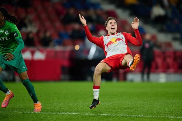 Salzburg, Austria October 30, 2025 ÖFB Cup 2025 2026 RB Salzburg vs WSG Tirol In the picture Foul by Ademola Ola Adebomi WSG on Kerim Alajbegovic RB Red Bull Arena Copyright: xFotostandx xWassmuth,xJUERGENxWASSMUTHx
