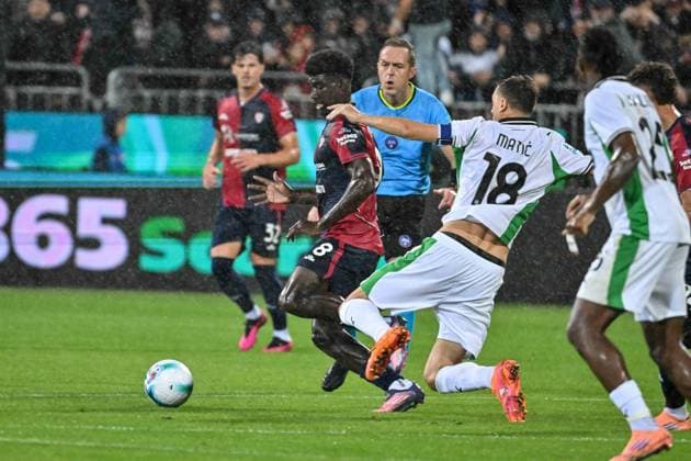Michel Adopo of Cagliari Calcio during Cagliari Calcio vs US Sassuolo, Italian soccer Serie A match in Cagliari, Italy, October 30 2025  Copyright: xLuigixCanu IPAxSportx xipa-agency.netx xx IPA_67283005 IPA_Agency_IPA67283005