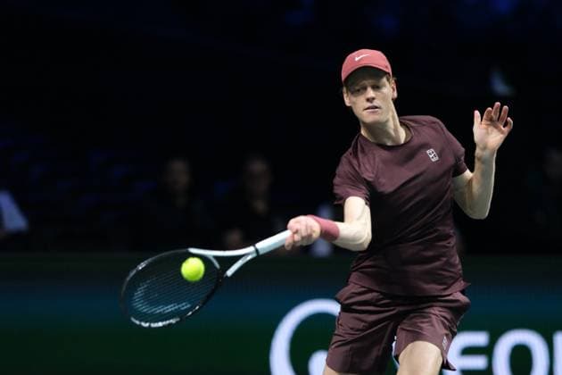 October 30, 2025, Nanterre, Hauts De Seine, France: JANNIK SINNER (ITA) returns the ball to FRANCISCO CERUNDOLO (ARG) during the round of 16 of Rolex Paris Masters 1000 tournament at La Defense Arena Stadium - Nanterre - France Nanterre France - ZUMAp119 20251030_zaf_p119_081 Copyright: xPierrexSteveninx