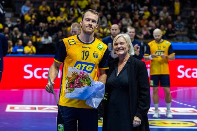 251030 Felix Claar of Sweden receives the players of the match award during the international friendly handball match between Sweden and Spain on October 30, 2025 in Linköping Photo Magnus Andersson BILDBYRAN COP 308 MN0202 handball handboll handball international friendly sverige sweden spain bbeng  Copyright: MAGNUSxANDERSSON BB251030MN053