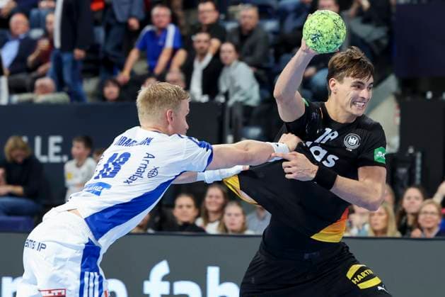 Ellidi Snaer Vidarsson (Iceland) und Julian Koester (Germany) kaempfen um den Ball, Handball-Laenderspiel der Maenner, Germany vs Iceland, PSD Bank Arena am 30. October 2025 in Nuernberg, Deutschland. (Foto von Marco Steinbrenner DeFodi Images) Ellidi Snaer Vidarsson (Iceland) und Julian Koester (Germany) battle for the ball, Handball-Laenderspiel der Maenner, Germany vs Iceland, PSD Bank Arena, October 30, 2025 in Nuernberg, Germany. (Photo by Marco Steinbrenner DeFodi Images) Ellidi Snaer Vidarsson Iceland and Julian Koester Germany battle for the ball, Handball Laenderspiel der Maenner, Germany vs Iceland, PSD Bank Arena on October 30, 2025 in Nuremberg, Germany Photo by Marco Steinbrenner DeFodi Images Ellidi Snaer Vidarsson Iceland and Julian Koester Germany battle for the ball, Handball Laenderspiel der Maenner, Germany vs Iceland, PSD Bank Arena, October 30, 2025 in Nuremberg, Germany Photo by Marco Steinbrenner DeFodi Images