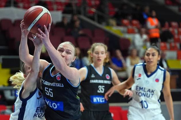 Emlak Konut v Saarlouis Royals - FIBA Europe Cup ISTANBUL, TURKIYE - OCTOBER 30: Petra Holesinska of Emlak Konut action against Jessika Schiffer (55) of Saarlouis Royals during the FIBA Europe Cup Group E week 4 basketball match between Emlak Konut and Saarlouis Royals at Ahmet Comert Sports Hall in Istanbul, Turkiye on October 30, 2025. Esra Bilgin Anadolu Istanbul Turkey. Editorial use only. Please get in touch for any other usage.  Copyright: x2025xAnadoluxEsraxBilginx