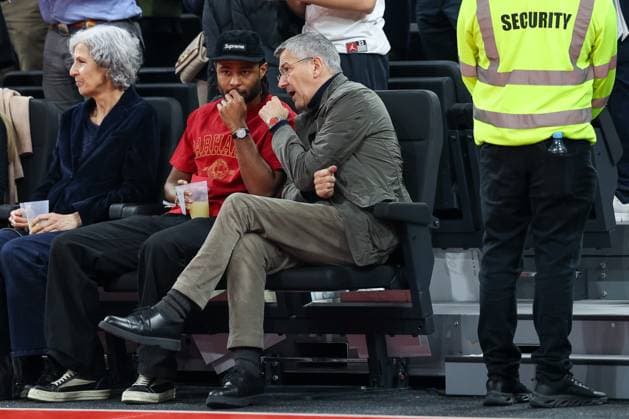 Serge Gnabry FC Bayern Muenchen, 07 in conversation with Herbert Hainer FC Bayern Muenchen, President , GER, FC Bayern Basketball vs Virtus Bologna, Basketball, Euroleague, Matchday 8, Season 2025 2026, 30 10 2025, GER, FC Bayern Basketball vs Virtus Bologna, Basketball, Euroleague, Matchday 8, Season 2025 2026, 30 10 2025 Muenchen Copyright: xEibner-Pressefoto JennixMaulx EP_JML