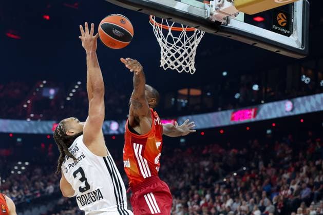 Carsen Edwards Virtus Bologna, 03 with Isiaha Mike FC Bayern Basketball, 22 , GER, FC Bayern Basketball vs Virtus Bologna, Basketball, Euroleague, Matchday 8, Season 2025 2026, 30 10 2025, GER, FC Bayern Basketball vs Virtus Bologna, Basketball, Euroleague, Matchday 8, Season 2025 2026, 30 10 2025 Munich Copyright: xEibner-Pressefoto JennixMaulx EP_JML