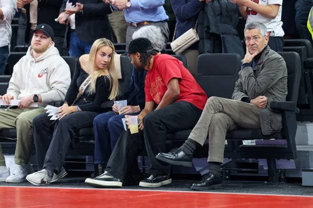 Giulia Gwinn FC Bayern Muenchen, 07 with Serge Gnabry FC Bayern Muenchen, 07 and Herbert Hainer FC Bayern Muenchen, President , GER, FC Bayern Basketball vs Virtus Bologna, Basketball, Euroleague, Matchday 8, Season 2025 2026, 30 10 2025, GER, FC Bayern Basketball vs Virtus Bologna, Basketball, Euroleague, Matchday 8, Season 2025 2026, 30 10 2025 Muenchen Copyright: xEibner-Pressefoto JennixMaulx EP_JML