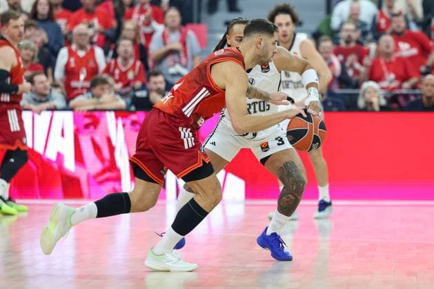 Stefan Jovic FC Bayern Basketball, 16 with Carsen Edwards Virtus Bologna, 03 , GER, FC Bayern Basketball vs Virtus Bologna, Basketball, Euroleague, Matchday 8, Season 2025 2026, 30 10 2025, GER, FC Bayern Basketball vs Virtus Bologna, Basketball, Euroleague, Matchday 8, Season 2025 2026, 30 10 2025 Munich Copyright: xEibner-Pressefoto JennixMaulx EP_JML