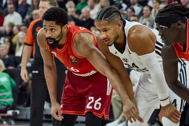 Turkish Airlines EuroLeague Basketball, FC Bayern Munich Basketball vs Virtus Bologna, Munich FC Bayern Basketball, Munich FC Bayern Basketball, Bologna Virtus, 2025 10 30 in Munich SAP Garden DINWIDDIE Spencer FC Bayern Munich Basketball Guard Nr26 BAY26 , JALLOW Karim Virtus Bologna Forward Nr 34 VIR34 sportworld Munich SAP Garden Bayern Germany