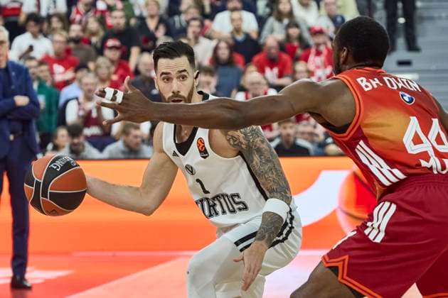 Turkish Airlines EuroLeague Basketball, FC Bayern Munich Basketball vs Virtus Bologna, Munich FC Bayern Basketball, Munich FC Bayern Basketball, Bologna Virtus, 2025 10 30 in Munich SAP Garden VILDOZA Luca Virtus Bologna Guard Nr 1 VIR1 , BALDWIN Kamar FC Bayern Munich Basketball Guard Nr44 BAY44 sportworld München SAP Garden Bayern Deutschland