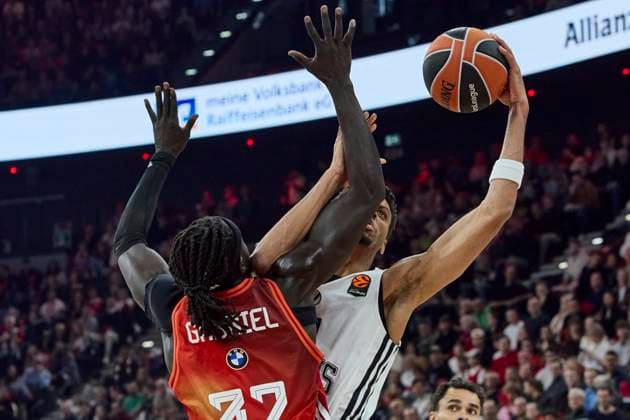 Turkish Airlines EuroLeague Basketball, FC Bayern Munich Basketball vs Virtus Bologna, Munich FC Bayern Basketball, Munich FC Bayern Basketball, Bologna Virtus, 2025 10 30 in Munich SAP Garden ALSTON JR Derrick Virtus Bologna Forward Nr 21 VIR21 , GABRIEL Wenyen FC Bayern Munich Basketball Center Nr32 BAY32 sportworld München SAP Garden Bayern Deutschland