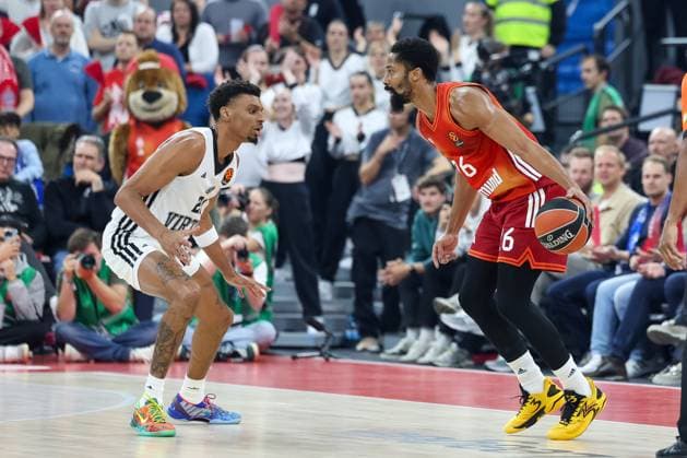 Spencer Dinwiddie FC Bayern Basketball, 26 with Derrick Alston Jr Virtus Bologna, 21 , GER, FC Bayern Basketball vs Virtus Bologna, Basketball, Euroleague, Matchday 8, Season 2025 2026, 30 10 2025, GER, FC Bayern Basketball vs Virtus Bologna, Basketball, Euroleague, Matchday 8, Season 2025 2026, 30 10 2025 Munich Copyright: xEibner-Pressefoto JennixMaulx EP_JML