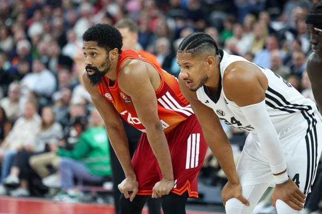 Spencer Dinwiddie FC Bayern Basketball, 26 with Karim Jallow Virtus Bologna, 34 , GER, FC Bayern Basketball vs Virtus Bologna, Basketball, Euroleague, Matchday 8, Season 2025 2026, 30 10 2025, GER, FC Bayern Basketball vs Virtus Bologna, Basketball, Euroleague, Matchday 8, Season 2025 2026, 30 10 2025 Munich Copyright: xEibner-Pressefoto JennixMaulx EP_JML