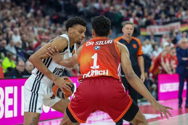 Derrick Alston Jr Virtus Bologna, 21 with Oscar da Silva FC Bayern Basketball, 01 , GER, FC Bayern Basketball vs Virtus Bologna, Basketball, Euroleague, Matchday 8, Season 2025 2026, 30 10 2025, GER, FC Bayern Basketball vs Virtus Bologna, Basketball, Euroleague, Matchday 8, Season 2025 2026, 30 10 2025 Munich Copyright: xEibner-Pressefoto JennixMaulx EP_JML