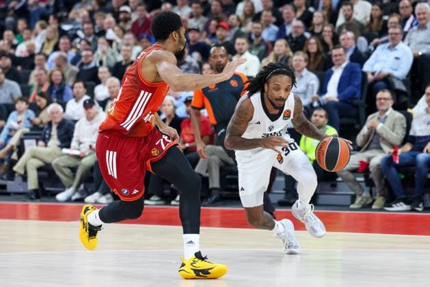 Matthew Morgan Virtus Bologna, 30 with Spencer Dinwiddie FC Bayern Basketball, 26 , GER, FC Bayern Basketball vs Virtus Bologna, Basketball, Euroleague, Matchday 8, Season 2025 2026, 30 10 2025, GER, FC Bayern Basketball vs Virtus Bologna, Basketball, Euroleague, Matchday 8, Season 2025 2026, 30 10 2025 Munich Copyright: xEibner-Pressefoto JennixMaulx EP_JML