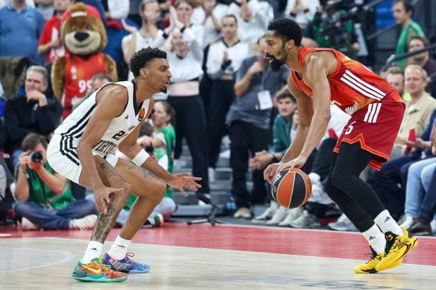 Spencer Dinwiddie FC Bayern Basketball, 26 with Derrick Alston Jr Virtus Bologna, 21 , GER, FC Bayern Basketball vs Virtus Bologna, Basketball, Euroleague, Matchday 8, Season 2025 2026, 30 10 2025, GER, FC Bayern Basketball vs Virtus Bologna, Basketball, Euroleague, Matchday 8, Season 2025 2026, 30 10 2025 Munich Copyright: xEibner-Pressefoto JennixMaulx EP_JML