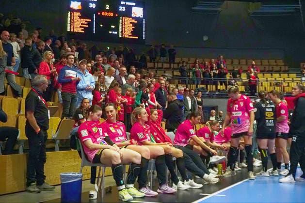 Disappointment after the final whistle among the players of Halle Neustadt Handball Women 1 Bundesliga 2025 26 BSV Sachsen Zwickau SV Union Halle Neustadt 30 23 on 30 10 2025 in the Sparkassen Arena Zwickau BSV Sachsen Zwickau Union Halle Neustadt