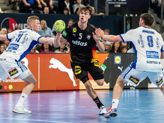 Miro Schluroff Germany, 05 in duel with Yimir Oern Gislason Iceland, 11 and Elvar Oern Joensson Iceland, 09 , Germany vs Iceland, handball, international, men, season 2025 2026, 30 10 2025, Germany vs Iceland, handball, international, men, season 2025 2026, 30 10 2025 Nuremberg Copyright: xEibner-Pressefoto MichaelxSchmidx EP_MST