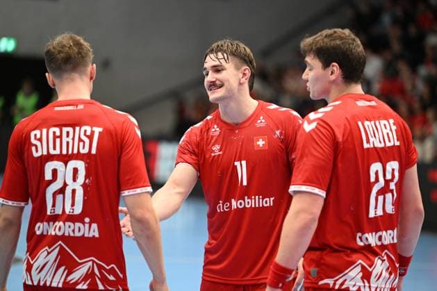 MURI BEI BERN, SWITZERLAND OCTOBER 30 Aellen Felix of Switzerland c talking with Sigrist Luca of Switzerland l and Laube Lukas of Switzerland r during the Handball international friendly Switzerland Croatia on October 30, 2025 in Muri bei Bern, Switzerland Muri bei Bern Die Mobiliar Arena Bern Switzerland Copyright: xJustPictures.ch ManuelxWinterbergerx jp-en-EuSpIm-MWI_4786