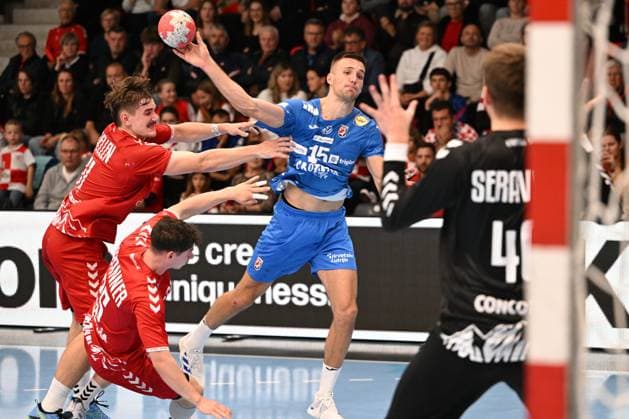 MURI BEI BERN, SWITZERLAND OCTOBER 30 Leon Ljevar of Croatia c against Aellen Felix of Switzerland c , Leopold Noam of Switzerland l and Seravalli Mathieu of Switzerland r during the Handball international friendly Switzerland Croatia on October 30, 2025 in Muri bei Bern, Switzerland Muri bei Bern The Mobiliar Arena Bern Switzerland Copyright: xJustPictures.ch ManuelxWinterbergerx jp-en-EuSpIm-MWI_4791