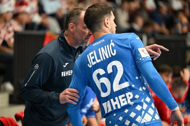 MURI BEI BERN, SWITZERLAND OCTOBER 30 Headcoach Dagur Sigurdsson of Croatia l talking with Marin Jelinic of Croatia r during the Handball international friendly Switzerland Croatia on October 30, 2025 in Muri bei Bern, Switzerland Muri bei Bern Die Mobiliar Arena Bern Switzerland Copyright: xJustPictures.ch ManuelxWinterbergerx jp-en-EuSpIm-MWI_4683