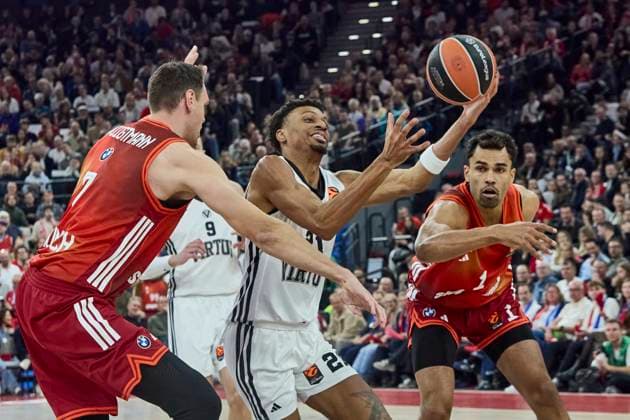 Turkish Airlines EuroLeague Basketball, FC Bayern Munich Basketball vs Virtus Bologna, Munich FC Bayern Basketball, Munich FC Bayern Basketball, Bologna Virtus, 2025 10 30 in Munich SAP Garden ALSTON JR Derrick Virtus Bologna Forward Nr 21 VIR21 , VOIGTMANN Johannes FC Bayern Munich Basketball Center Nr7 BAY7 , DA SILVA Oscar FC Bayern Munich Basketball Forward Nr1 BAY1 sportworld München SAP Garden Bayern Deutschland