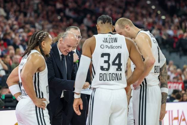 Team meeting Virtus Bologna, Dusko Ivanovic Virtus Bologna, head coach with Carsen Edwards Virtus Bologna, 03 and Karim Jallow Virtus Bologna, 34 , with Alen Smailagic Virtus Bologna, 09 , GER, FC Bayern Basketball vs Virtus Bologna, Basketball, Euroleague, Matchday 8, Season 2025 2026, 30 10 2025, GER, FC Bayern Basketball vs Virtus Bologna, Basketball, Euroleague, Matchday 8, Season 2025 2026, 30 10 2025 Munich Copyright: xEibner-Pressefoto JennixMaulx EP_JML