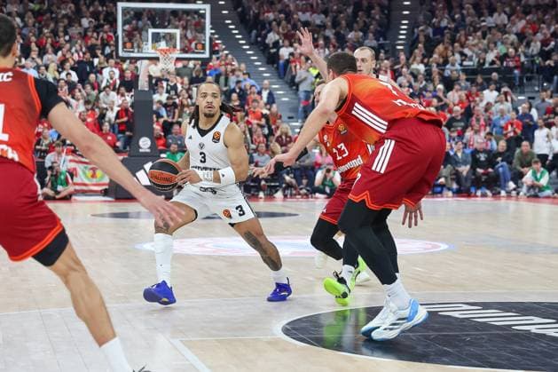 Carsen Edwards Virtus Bologna, 03 with Andreas Obst FC Bayern Basketball, 13 and Johannes Voigtmann FC Bayern Basketball, 07 , GER, FC Bayern Basketball vs Virtus Bologna, Basketball, Euroleague, Matchday 8, Season 2025 2026, 30 10 2025, GER, FC Bayern Basketball vs Virtus Bologna, Basketball, Euroleague, Matchday 8, Season 2025 2026, 30 10 2025 Munich Copyright: xEibner-Pressefoto JennixMaulx EP_JML