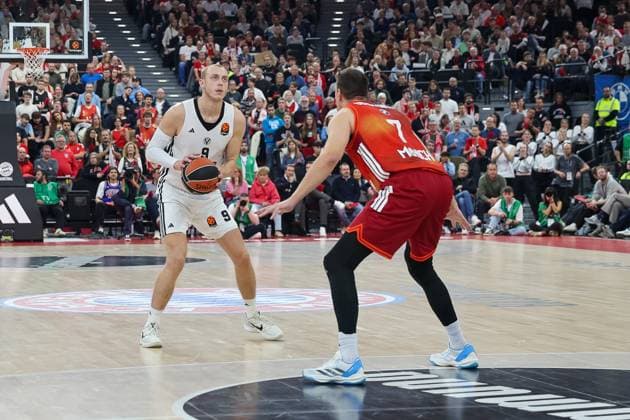 Alen Smailagic Virtus Bologna, 09 with Johannes Voigtmann FC Bayern Basketball, 07 , GER, FC Bayern Basketball vs Virtus Bologna, Basketball, Euroleague, Matchday 8, Season 2025 2026, 30 10 2025, GER, FC Bayern Basketball vs Virtus Bologna, Basketball, Euroleague, Matchday 8, Season 2025 2026, 30 10 2025 Munich Copyright: xEibner-Pressefoto JennixMaulx EP_JML