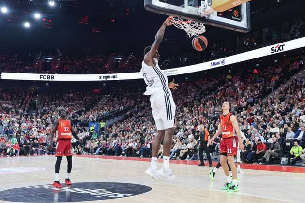 Saliou Niang Virtus Bologna, 07 at the basket, with Vladimir Lucic FC Bayern Basketball, 11 and Wenyen Gabriel FC Bayern Basketball, 32 , GER, FC Bayern Basketball vs Virtus Bologna, Basketball, Euroleague, Matchday 8, Season 2025 2026, 30 10 2025, GER, FC Bayern Basketball vs Virtus Bologna, Basketball, Euroleague, Matchday 8, Season 2025 2026, 30 10 2025 Munich Copyright: xEibner-Pressefoto JennixMaulx EP_JML