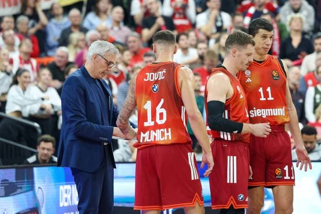 Team meeting FC Bayern Basketball, Gordon Herbert FC Bayern Basketball, Head Coach with Stefan Jovic FC Bayern Basketball, 16 and Andreas Obst FC Bayern Basketball, 13 , with Vladimir Lucic FC Bayern Basketball, 11 , GER, FC Bayern Basketball vs Virtus Bologna, Basketball, Euroleague, Matchday 8, Season 2025 2026, 30 10 2025, GER, FC Bayern Basketball vs Virtus Bologna, Basketball, Euroleague, Matchday 8, Season 2025 2026, 30 10 2025 Munich Copyright: xEibner-Pressefoto JennixMaulx EP_JML