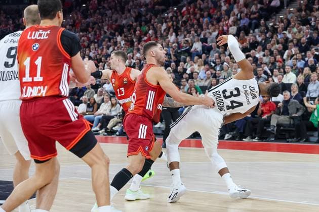 Foul by Stefan Jovic FC Bayern Basketball, 16 on Karim Jallow Virtus Bologna, 34 , GER, FC Bayern Basketball vs Virtus Bologna, Basketball, Euroleague, Matchday 8, Season 2025 2026, 30 10 2025, GER, FC Bayern Basketball vs Virtus Bologna, Basketball, Euroleague, Matchday 8, Season 2025 2026, 30 10 2025 Munich Copyright: xEibner-Pressefoto JennixMaulx EP_JML