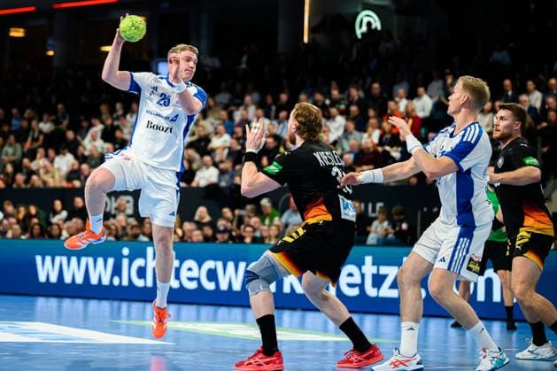 Nuremberg Handball Laenderspiel Germany Iceland v li Haukur Prastarson Iceland , Tom Kiesler Germany , Icelands Ellidi Snaer Vidarsson Iceland Nuremberg PSD Bank Arena Bayern Germany