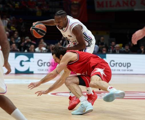 Foto IPP Roberto Bregani Assago Milano 30 10 2025 EuroLeague Basketball Pallacanestro Basket 2025 2026 EA7 Emporio Armani Olimpia Milano vs Paris Basketball. Nella foto Joel Ayayi del Paris Basketball in azione contro Leandro Bolmaro dell EA7 Emporio Armani Milano. Italy Photo Press World Copyright. italy ITALY  Copyright: xR4924_italyphotopressx