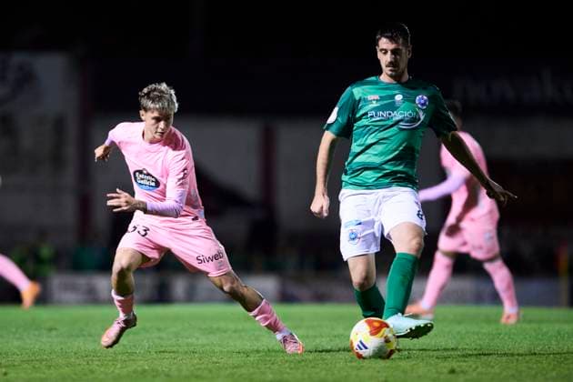 Puerto de Vega CF v RC Celta - Copa del Rey ASTURIAS, SPAIN - OCTOBER 30: Oscar de Marcos of RC Celta de Vigo competes for the ball during the Copa del Rey first round match between Puerto de Vega CF and RC Celta at Campo Municipal El Pardo on October 30, 2025 in Asturias, Spain. (Photo by Diego Simon Photo Players Images Magara Press) Asturias Estadio Municipal El Pardo Spain Copyright: xDiegoxSimonx