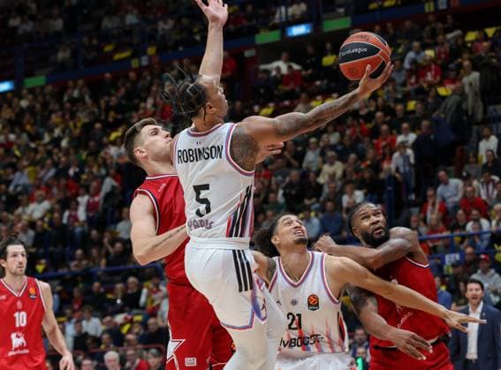 Foto IPP Roberto Bregani Assago Milano 30 10 2025 EuroLeague Basketball Pallacanestro Basket 2025 2026 EA7 Emporio Armani Olimpia Milano vs Paris Basketball. Nella foto Justin Robinson del Paris Basketball in azione contro Nate Sestina dell EA7 Emporio Armani Milano. Italy Photo Press World Copyright. italy ITALY  Copyright: xR4924_italyphotopressx