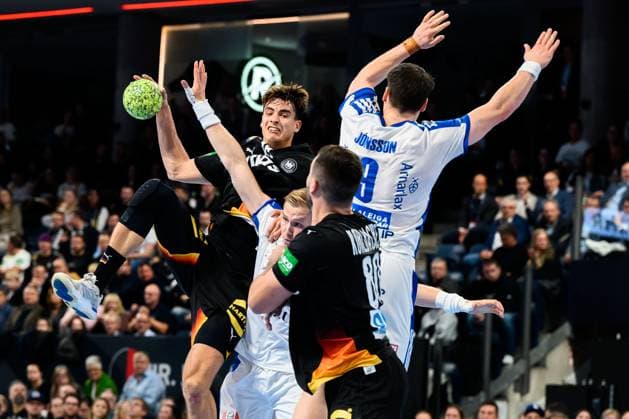 Nuernberg Handball Laenderspiel Germany Iceland Julian Köster Koester Germany with the pass to Jannik Kohlbacher Germany Nuernberg PSD Bank Arena Bayern Germany