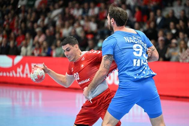 MURI BEI BERN, SWITZERLAND OCTOBER 30 Maros Luka of Switzerland l against Veron Nacinovic of Croatia r during the Handball international friendly Switzerland Croatia on October 30, 2025 in Muri bei Bern, Switzerland Muri bei Bern Die Mobiliar Arena Bern Switzerland Copyright: xJustPictures.ch ManuelxWinterbergerx jp-en-EuSpIm-MWI_4664