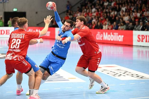 MURI BEI BERN, SWITZERLAND OCTOBER 30 Vistorop Filip of Croatia c against Sigrist Luca of Switzerland l and Laube Lukas of Switzerland r during the Handball international friendly Switzerland Croatia on October 30, 2025 in Muri bei Bern, Switzerland Muri bei Bern Die Mobiliar Arena Bern Switzerland Copyright: xJustPictures.ch ManuelxWinterbergerx jp-en-EuSpIm-MWI_4815