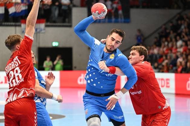 MURI BEI BERN, SWITZERLAND OCTOBER 30 Vistorop Filip of Croatia c against Sigrist Luca of Switzerland l and Laube Lukas of Switzerland r during the Handball international friendly Switzerland Croatia on October 30, 2025 in Muri bei Bern, Switzerland Muri bei Bern Die Mobiliar Arena Bern Switzerland Copyright: xJustPictures.ch ManuelxWinterbergerx jp-en-EuSpIm-MWI_4822