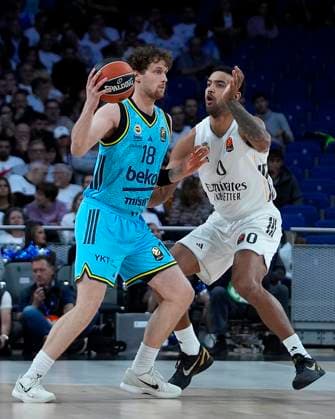 REAL MADRID v FENERBAHCE BEKO ISTANBUL. EUROLEAGUE 2025 2026. REGULAR SEASON. ROUND 8. Real Madrid s Try Lyles (r) and Fenerbahce Beko Istambul s Mikael Jantunen during Euroleague Regular Season Round 8 match. October 30, 2025. (ALTERPHOTOS Acero) MadridSpain  Copyright: xAcerox