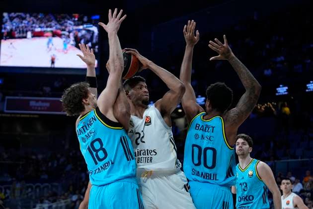 Real Madrid s Walter Tavares (c) and Fenerbahce Beko Istambul s Mikael Jantunen (l) and Armando Bacot Jr during Euroleague Regular Season Round 8 match. October 30, 2025. (2025103009)