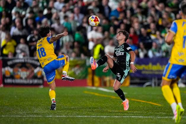 October 30, 2025, Cordoba, Cordoba, SPAIN: Angel Ortiz of Real Betis and Ignacio Amo of Atletico Palma del Rio in action during the Copa del Rey, first round, football match played between Atletico Palma del Rio and Real Betis at Sergio Leon stadium on October 30, 2025, in Cordoba, Spain. Cordoba SPAIN - ZUMAa181 20251030_zaa_a181_020 Copyright: xJoaquinxCorcherox