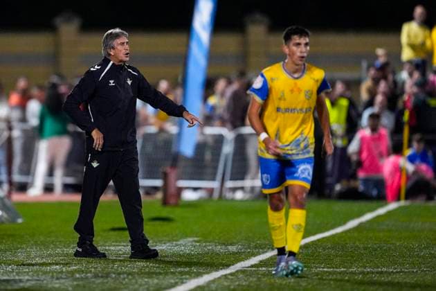 October 30, 2025, Cordoba, Cordoba, SPAIN: Manuel Pellegrini, head coach of Real Betis, gestures during the Copa del Rey, first round, football match played between Atletico Palma del Rio and Real Betis at Sergio Leon stadium on October 30, 2025, in Cordoba, Spain. Cordoba SPAIN - ZUMAa181 20251030_zaa_a181_025 Copyright: xJoaquinxCorcherox