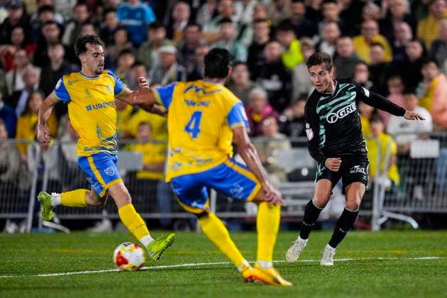 October 30, 2025, Cordoba, Cordoba, SPAIN: Rodrigo Riquelme of Real Betis in action during the Copa del Rey, first round, football match played between Atletico Palma del Rio and Real Betis at Sergio Leon stadium on October 30, 2025, in Cordoba, Spain. Cordoba SPAIN - ZUMAa181 20251030_zaa_a181_027 Copyright: xJoaquinxCorcherox
