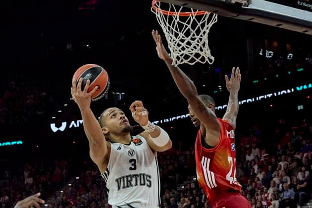 Turkish Airlines EuroLeague Basketball, FC Bayern Munich Basketball vs Virtus Bologna, Munich FC Bayern Basketball, Munich FC Bayern Basketball, Bologna Virtus, 2025 10 30 in Munich SAP Garden EDWARDS Carsen Virtus Bologna Guard Nr 3 VIR3 , MIKE Isiaha FC Bayern Munich Basketball Forward Nr22 BAY22 sportworld München SAP Garden Bayern Deutschland