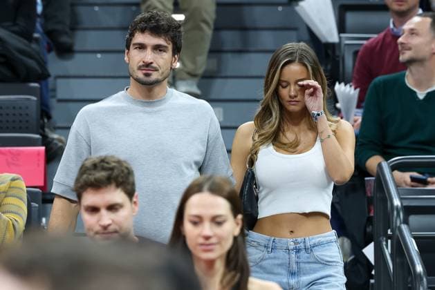 Mats Hummels with girlfriend Nicola Cavanis, GER, FC Bayern Basketball vs Virtus Bologna, Basketball, Euroleague, Matchday 8, Season 2025 2026, 30 10 2025, GER, FC Bayern Basketball vs Virtus Bologna, Basketball, Euroleague, Matchday 8, Season 2025 2026, 30 10 2025 Munich Copyright: xEibner-Pressefoto JennixMaulx EP_JML