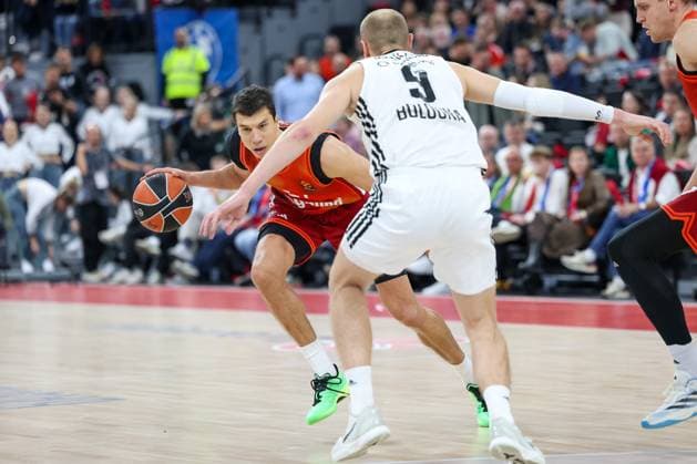 Vladimir Lucic FC Bayern Basketball, 11 with Alen Smailagic Virtus Bologna, 09 , GER, FC Bayern Basketball vs Virtus Bologna, Basketball, Euroleague, Matchday 8, Season 2025 2026, 30 10 2025, GER, FC Bayern Basketball vs Virtus Bologna, Basketball, Euroleague, Matchday 8, Season 2025 2026, 30 10 2025 Munich Copyright: xEibner-Pressefoto JennixMaulx EP_JML