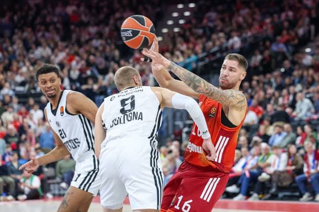 Stefan Jovic FC Bayern Basketball, 16 with Alen Smailagic Virtus Bologna, 09 , Derrick Alston Jr Virtus Bologna, 21 , GER, FC Bayern Basketball vs Virtus Bologna, Basketball, Euroleague, Matchday 8, Season 2025 2026, 30 10 2025, GER, FC Bayern Basketball vs Virtus Bologna, Basketball, Euroleague, Matchday 8, Season 2025 2026, 30 10 2025 Munich Copyright: xEibner-Pressefoto JennixMaulx EP_JML